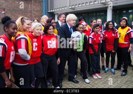 Ealing, London, UK. 9 Décembre, 2014. Maire de Londres Boris Johnson visites Ealing, Hammersmith et Fulham College accompagné d'adjoint au maire pour le maintien de l'ordre et la criminalité Stephen Greenhlagh à lancer une nouvelle initiative visant à accroître les minorités noires et ethniques à l'a rencontré. Photo : Boris Johnson pose avec le netball joueurs après un match avec eux. Crédit : Paul Davey/Alamy Live News Banque D'Images