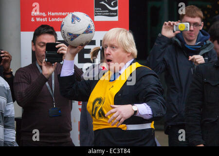 Ealing, London, UK. 9 Décembre, 2014. Maire de Londres Boris Johnson visites Ealing, Hammersmith et Fulham College accompagné d'adjoint au maire pour le maintien de l'ordre et la criminalité Stephen Greenhlagh à lancer une nouvelle initiative visant à accroître les minorités noires et ethniques à l'a rencontré. Photo : Boris Johnson se prépare à tirer au cours d'un match de rugby avec les étudiants de collège. Crédit : Paul Davey/Alamy Live News Banque D'Images