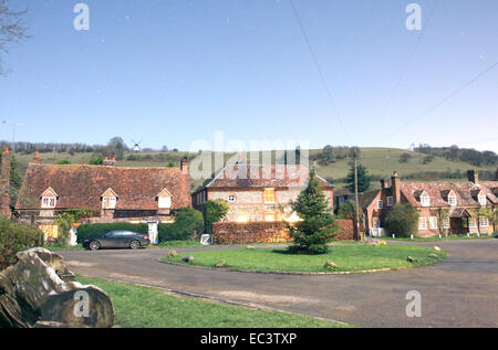 Le village de Turville, Buckinghamshire, Royaume-Uni, a photographié la nuit en hiver par la lumière de la pleine lune seulement. Banque D'Images