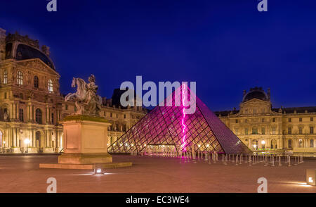 Vue nocturne de la pyramide du Louvre. Musée du Louvre, Paris, France Banque D'Images