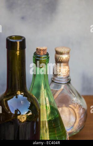 Empilés vers le haut des bouteilles de vin en place. Banque D'Images