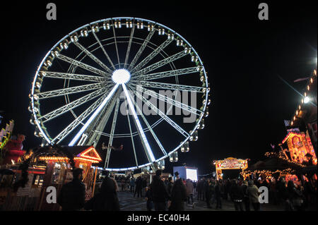 Londres, Royaume-Uni. 8 Décembre, 2014. Les gens s'amuser dans Winter Wonderland à Hyde Park, Londres : Crédit Giulia Fiori/Alamy Live News Banque D'Images