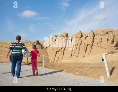 Crèche de sculptures de sable sur la plage de Las Canteras à Las Palmas, Gran Canaria, Îles Canaries, Espagne Banque D'Images