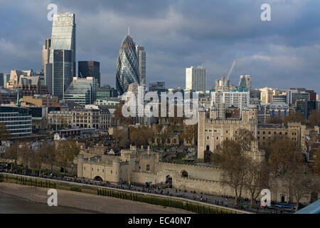 Tour de Londres avec 'Le Gerkin" derrière elle, sur la rive nord de la Tamise, en vue de Tower Bridge, Londres Banque D'Images