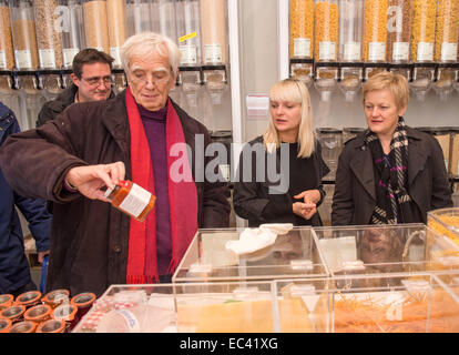 Berlin, Allemagne. 9Th Mar, 2014. Les députés du Bundestag, Christian Stroebele (Parti Vert /Alliance 90, L) et Renate Kuenast (Parti Vert /Alliance 90, 2e R) Visitez le premier supermarché de l'emballage et se tenir derrière une table de vente avec différents produits sans emballage sur l'affichage à Berlin, Allemagne, le 9 décembre 2014. PHOTO : TIM BRAKEMEIER/dpa/Alamy Live News Banque D'Images