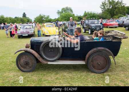 Très vieille voiture à toit ouvert à la locomotion en Fête Francueil, France Banque D'Images