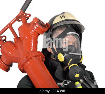 Portrait d'un pompier à la tenue d'un poteau incendie rouge sur blanc Banque D'Images