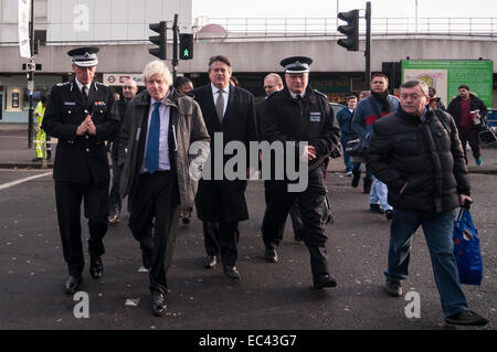 Londres, Royaume-Uni. 9 décembre 2014. Maire de Londres, Boris Johnson, et le commissaire de la Police métropolitaine, Sir Bernard Hogan-Howe sur walkabout avec les agents locaux à Ealing, centre-ville, après avoir annoncé l'accord historique obtenu pour le nouveau site de Scotland Yard à Victoria. Crédit : Stephen Chung/Alamy Live News Banque D'Images