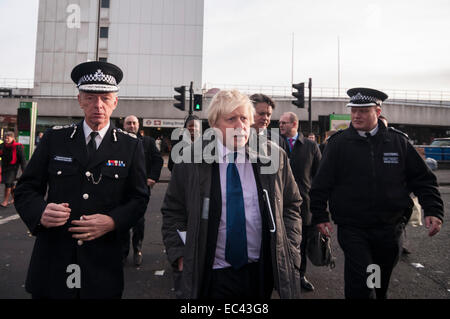 Londres, Royaume-Uni. 9 décembre 2014. Maire de Londres, Boris Johnson, et le commissaire de la Police métropolitaine, Sir Bernard Hogan-Howe sur walkabout avec les agents locaux à Ealing, centre-ville, après avoir annoncé l'accord historique obtenu pour le nouveau site de Scotland Yard à Victoria. Crédit : Stephen Chung/Alamy Live News Banque D'Images