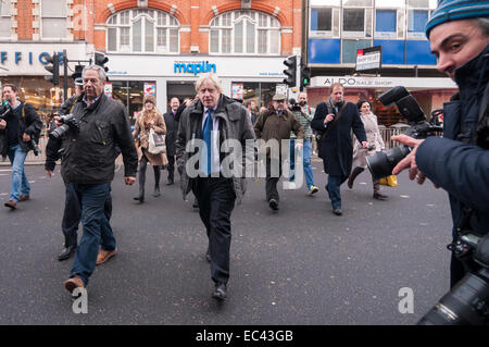 Londres, Royaume-Uni. 9 décembre 2014. Maire de Londres, Boris Johnson, et le commissaire de la Police métropolitaine, Sir Bernard Hogan-Howe sur walkabout avec les agents locaux à Ealing, centre-ville, après avoir annoncé l'accord historique obtenu pour le nouveau site de Scotland Yard à Victoria. Crédit : Stephen Chung/Alamy Live News Banque D'Images