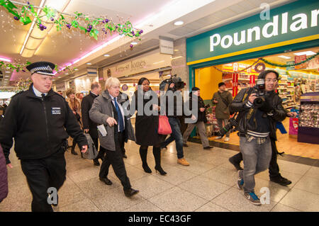 Londres, Royaume-Uni. 9 décembre 2014. Maire de Londres, Boris Johnson, et le commissaire de la Police métropolitaine, Sir Bernard Hogan-Howe sur walkabout avec les agents locaux à Ealing, centre-ville, après avoir annoncé l'accord historique obtenu pour le nouveau site de Scotland Yard à Victoria. Crédit : Stephen Chung/Alamy Live News Banque D'Images