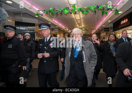 Londres, Royaume-Uni. 9 décembre 2014. Maire de Londres, Boris Johnson, et le commissaire de la Police métropolitaine, Sir Bernard Hogan-Howe sur walkabout avec les agents locaux à Ealing, centre-ville, après avoir annoncé l'accord historique obtenu pour le nouveau site de Scotland Yard à Victoria. Crédit : Stephen Chung/Alamy Live News Banque D'Images