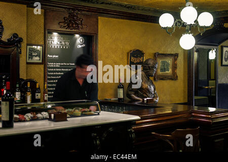 Hemingway figure au bar de café Iruña, Plaza del Castillo, Pamplona, Espagne Banque D'Images