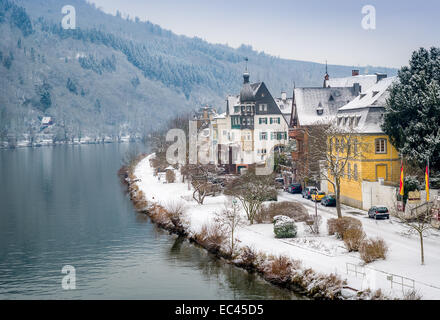 Vue d'hiver du village de Traben-Trarbach et la Moselle en Allemagne Banque D'Images