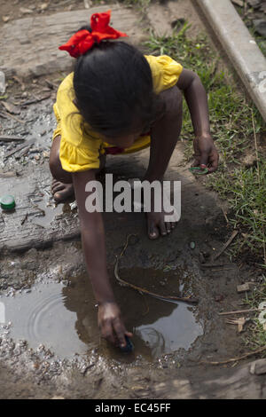 Dhaka, Bangladesh. 9Th Mar, 2014. L'enfant des bidonvilles Surma jeu près de la ligne ferroviaire à Dhaka.Un total de 3,5 millions de personnes vivent dans des taudis, à 4 000 de la Dhaka metropolitan area.les taudis ont été expulsées sans toute réhabilitation et maintenant en hiver, elles souffrent beaucoup.Journée internationale des droits de l'homme 2014 slogan ''Les droits de l'homme 365'' par l'Organisation des Nations Unies. Zakir Hossain Chowdhury Crédit : Fil/ZUMA/Alamy Live News Banque D'Images