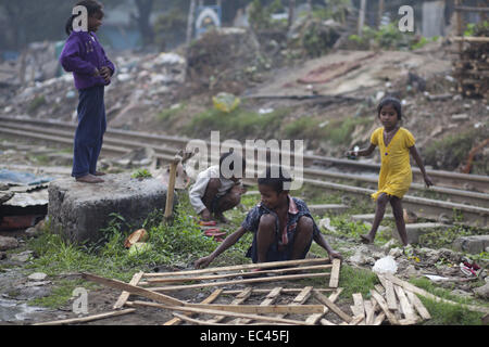 Dhaka, Bangladesh. 9Th Mar, 2014. Les enfants des taudis qui jouent près de la ligne ferroviaire à Dhaka.Un total de 3,5 millions de personnes vivent dans des taudis, à 4 000 de la Dhaka metropolitan area.les taudis ont été expulsées sans toute réhabilitation et maintenant en hiver, elles souffrent beaucoup.Journée internationale des droits de l'homme 2014 slogan ''Les droits de l'homme 365'' par l'Organisation des Nations Unies. Zakir Hossain Chowdhury Crédit : Fil/ZUMA/Alamy Live News Banque D'Images