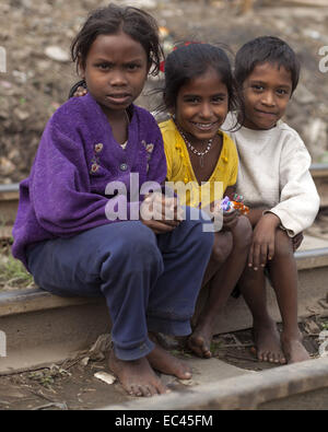 Dhaka, Bangladesh. 9Th Mar, 2014. Les enfants des taudis qui jouent près de la ligne ferroviaire à Dhaka.Un total de 3,5 millions de personnes vivent dans des taudis, à 4 000 de la Dhaka metropolitan area.les taudis ont été expulsées sans toute réhabilitation et maintenant en hiver, elles souffrent beaucoup.Journée internationale des droits de l'homme 2014 slogan ''Les droits de l'homme 365'' par l'Organisation des Nations Unies. Zakir Hossain Chowdhury Crédit : Fil/ZUMA/Alamy Live News Banque D'Images