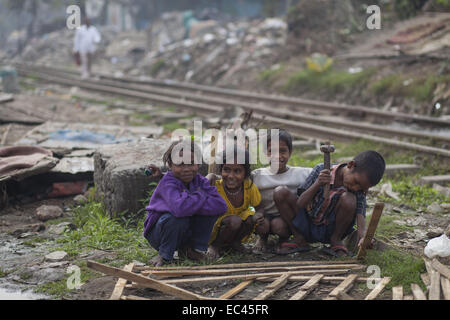 Dhaka, Bangladesh. 9Th Mar, 2014. Les enfants des taudis qui jouent près de la ligne ferroviaire à Dhaka.Un total de 3,5 millions de personnes vivent dans des taudis, à 4 000 de la Dhaka metropolitan area.les taudis ont été expulsées sans toute réhabilitation et maintenant en hiver, elles souffrent beaucoup.Journée internationale des droits de l'homme 2014 slogan ''Les droits de l'homme 365'' par l'Organisation des Nations Unies. Zakir Hossain Chowdhury Crédit : Fil/ZUMA/Alamy Live News Banque D'Images