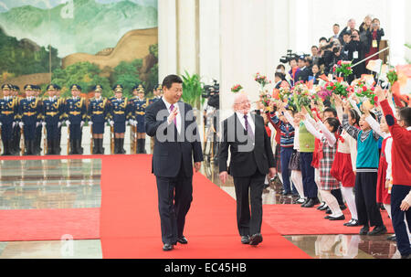 Beijing, Chine. 9Th Mar, 2014. Le président chinois Xi Jinping (L) est titulaire d'une cérémonie de bienvenue pour visiter le Président irlandais Michael D. Higgins avant leurs entretiens à Beijing, capitale de Chine, le 9 décembre 2014. © Huang Jingwen/Xinhua/Alamy Live News Banque D'Images