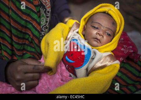 Dhaka, Bangladesh. 9Th Mar, 2014. Nouveau-né dans un bidonville près de la gare la plus Kamalapur.Un total de 3,5 millions de personnes vivent dans des taudis, à 4 000 de la Dhaka metropolitan area.les taudis ont été expulsées sans toute réhabilitation et maintenant en hiver, elles souffrent beaucoup.Journée internationale des droits de l'homme 2014 slogan ''Les droits de l'homme 365'' par l'Organisation des Nations Unies. Zakir Hossain Chowdhury Crédit : Fil/ZUMA/Alamy Live News Banque D'Images