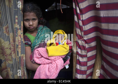 Dhaka, Bangladesh. 9Th Mar, 2014. Nouveau-né dans un bidonville près de la gare la plus Kamalapur.Un total de 3,5 millions de personnes vivent dans des taudis, à 4 000 de la Dhaka metropolitan area.les taudis ont été expulsées sans toute réhabilitation et maintenant en hiver, elles souffrent beaucoup.Journée internationale des droits de l'homme 2014 slogan ''Les droits de l'homme 365'' par l'Organisation des Nations Unies. Zakir Hossain Chowdhury Crédit : Fil/ZUMA/Alamy Live News Banque D'Images