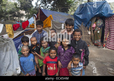 Dhaka, Bangladesh. 9Th Mar, 2014. Les gens des bidonvilles près de la gare ferroviaire de Kamalapur expulsées après.Un total de 3,5 millions de personnes vivent dans des taudis, à 4 000 de la Dhaka metropolitan area.les taudis ont été expulsées sans toute réhabilitation et maintenant en hiver, elles souffrent beaucoup.Journée internationale des droits de l'homme 2014 slogan ''Les droits de l'homme 365'' par l'Organisation des Nations Unies. Zakir Hossain Chowdhury Crédit : Fil/ZUMA/Alamy Live News Banque D'Images