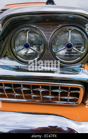 Ford Galaxie skyliner en orange et crème tiré sur la locomotion en fête francueil village, France. Banque D'Images