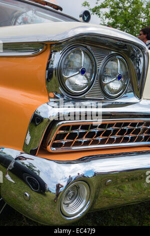 Ford Galaxie skyliner en orange et crème tiré sur la locomotion en fête francueil village, France. Banque D'Images