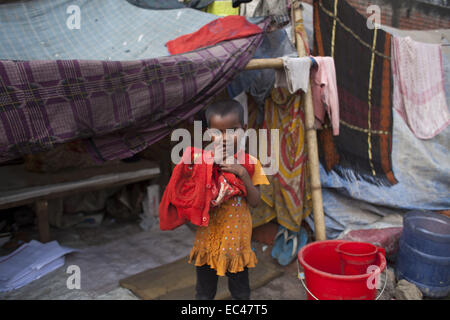 Dhaka, Bangladesh. 9Th Mar, 2014. Les gens des bidonvilles près de la gare ferroviaire de Kamalapur expulsées après.Un total de 3,5 millions de personnes vivent dans des taudis, à 4 000 de la Dhaka metropolitan area.les taudis ont été expulsées sans toute réhabilitation et maintenant en hiver, elles souffrent beaucoup.Journée internationale des droits de l'homme 2014 slogan ''Les droits de l'homme 365'' par l'Organisation des Nations Unies. Zakir Hossain Chowdhury Crédit : Fil/ZUMA/Alamy Live News Banque D'Images