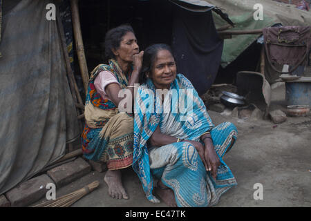 Dhaka, Bangladesh. 9Th Mar, 2014. Les gens des bidonvilles près de la gare ferroviaire de Kamalapur expulsées après.Un total de 3,5 millions de personnes vivent dans des taudis, à 4 000 de la Dhaka metropolitan area.les taudis ont été expulsées sans toute réhabilitation et maintenant en hiver, elles souffrent beaucoup.Journée internationale des droits de l'homme 2014 slogan ''Les droits de l'homme 365'' par l'Organisation des Nations Unies. Zakir Hossain Chowdhury Crédit : Fil/ZUMA/Alamy Live News Banque D'Images