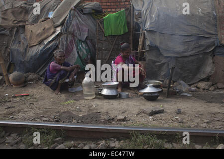 Dhaka, Bangladesh. 9Th Mar, 2014. Les gens des bidonvilles près de la gare ferroviaire de Kamalapur expulsées après.Un total de 3,5 millions de personnes vivent dans des taudis, à 4 000 de la Dhaka metropolitan area.les taudis ont été expulsées sans toute réhabilitation et maintenant en hiver, elles souffrent beaucoup.Journée internationale des droits de l'homme 2014 slogan ''Les droits de l'homme 365'' par l'Organisation des Nations Unies. Zakir Hossain Chowdhury Crédit : Fil/ZUMA/Alamy Live News Banque D'Images