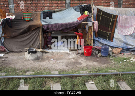 Dhaka, Bangladesh. 9Th Mar, 2014. Les gens des bidonvilles près de la gare ferroviaire de Kamalapur expulsées après.Un total de 3,5 millions de personnes vivent dans des taudis, à 4 000 de la Dhaka metropolitan area.les taudis ont été expulsées sans toute réhabilitation et maintenant en hiver, elles souffrent beaucoup.Journée internationale des droits de l'homme 2014 slogan ''Les droits de l'homme 365'' par l'Organisation des Nations Unies. Zakir Hossain Chowdhury Crédit : Fil/ZUMA/Alamy Live News Banque D'Images