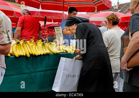 Zagreb, Croatie. Vieille Femme shopping dans le Dolac marché de fruits et légumes Banque D'Images