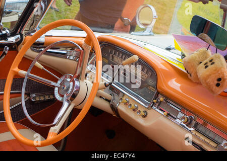 Ford Galaxie skyliner en orange et crème tiré sur la locomotion en fête francueil village, France. Banque D'Images