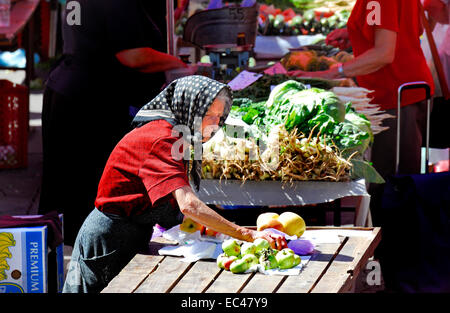 Zagreb, Croatie. Vieille Femme vendant des fruits dans le Dolac marché de fruits et légumes Banque D'Images