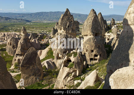 Paysage avec des formations de roche de tuf érodé, parc national de Göreme, Turquie Banque D'Images