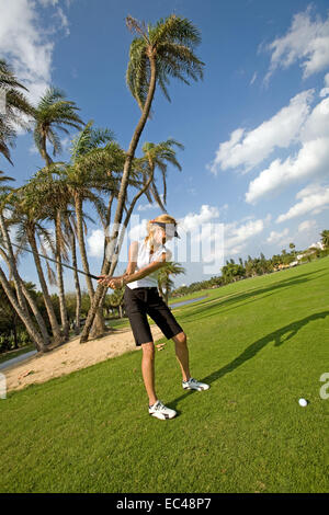 Woman playing golf, club de golf de Miami Beach, Miami Beach, Florida, USA Banque D'Images