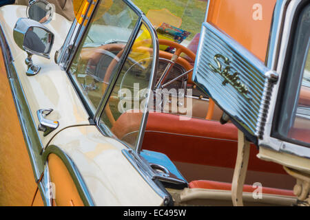 Ford Galaxie skyliner en orange et crème tiré sur la locomotion en fête francueil village, France. Banque D'Images