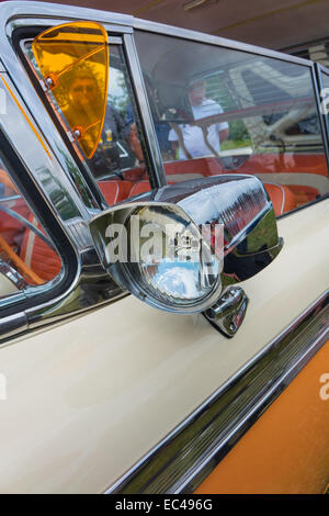 Ford Galaxie skyliner en orange et crème tiré sur la locomotion en fête francueil village, France. Banque D'Images