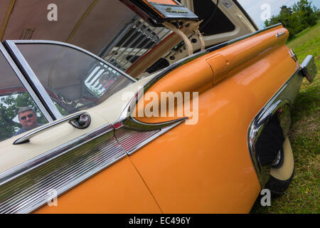 Ford Galaxie skyliner en orange et crème tiré sur la locomotion en fête francueil village, France. Banque D'Images