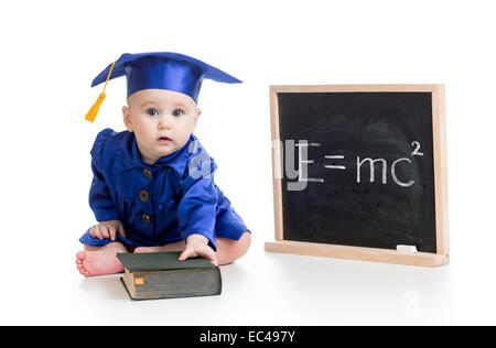 Enfant drôle dans l'académicien vêtements au tableau Banque D'Images