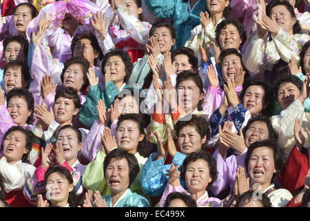 Pyongyang, RPDC. 9 Décembre, 2014. Photo fournie par Korean Central News Agency (KCNA) le 9 décembre 2014 montre top chef de la République populaire démocratique de Corée (RPDC) Kim Jong Un (invisible) d'avoir une séance photo avec les participants à la deuxième réunion des familles des militaires exemplaire KPA. Credit : KCNA/Xinhua/Alamy Live News Banque D'Images
