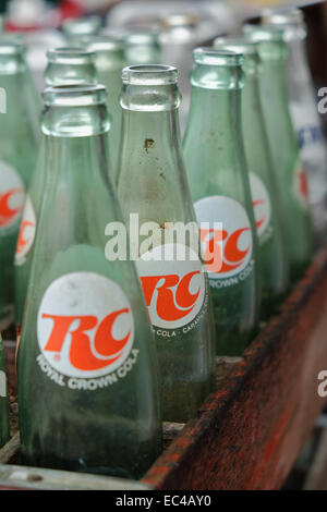 Ancien vide rc cola bouteilles dans une caisse en bois trouvé dans un secteur rural Alabama, Etats-Unis, antiquaire. Banque D'Images