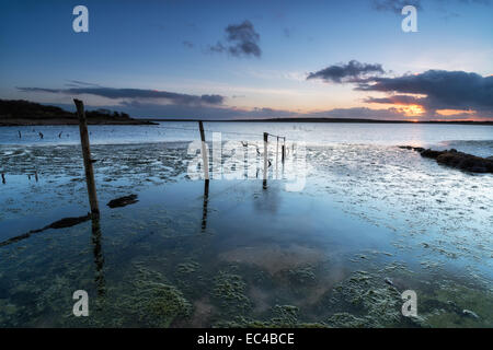 Coucher de soleil au lac Colliford sur Bodmin Moor en Cornouailles Banque D'Images