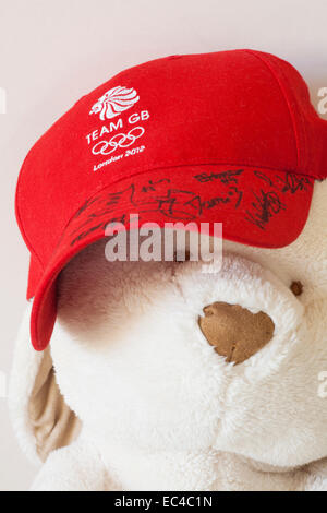 Ours en peluche portant la casquette de baseball rouge signée Team GB London 2012 de l'Olympien pour les Jeux Olympiques de Londres 2012 Banque D'Images