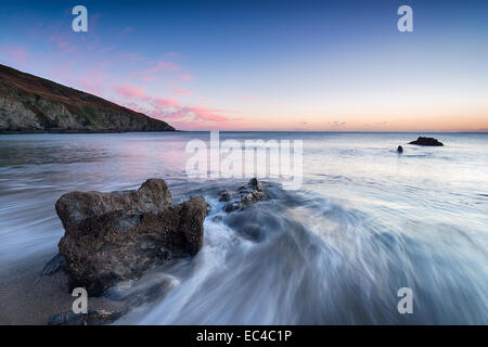 Coucher du soleil à Hemmick Beach près de Gorran Haven sur le sud de la côte de Cornwall Banque D'Images