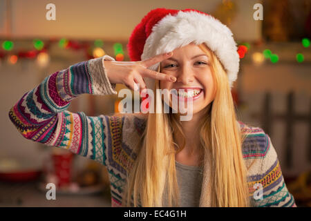 Portrait of happy teenager girl in santa hat s'amusant temps Banque D'Images