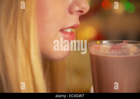 Gros plan sur adolescent girl drinking tasse de chocolat chaud Banque D'Images