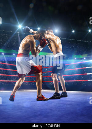 Deux boxeurs se battent sur professionl arena Banque D'Images