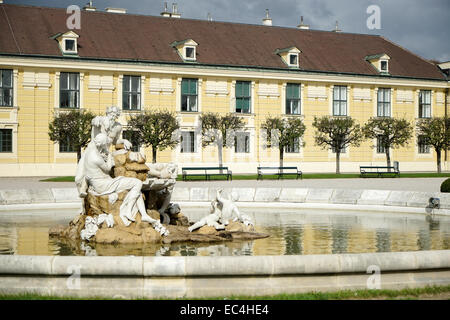 Danube, Inn, et de l'Enns de statues dans le Palais Schönbrunn à Vienne Banque D'Images